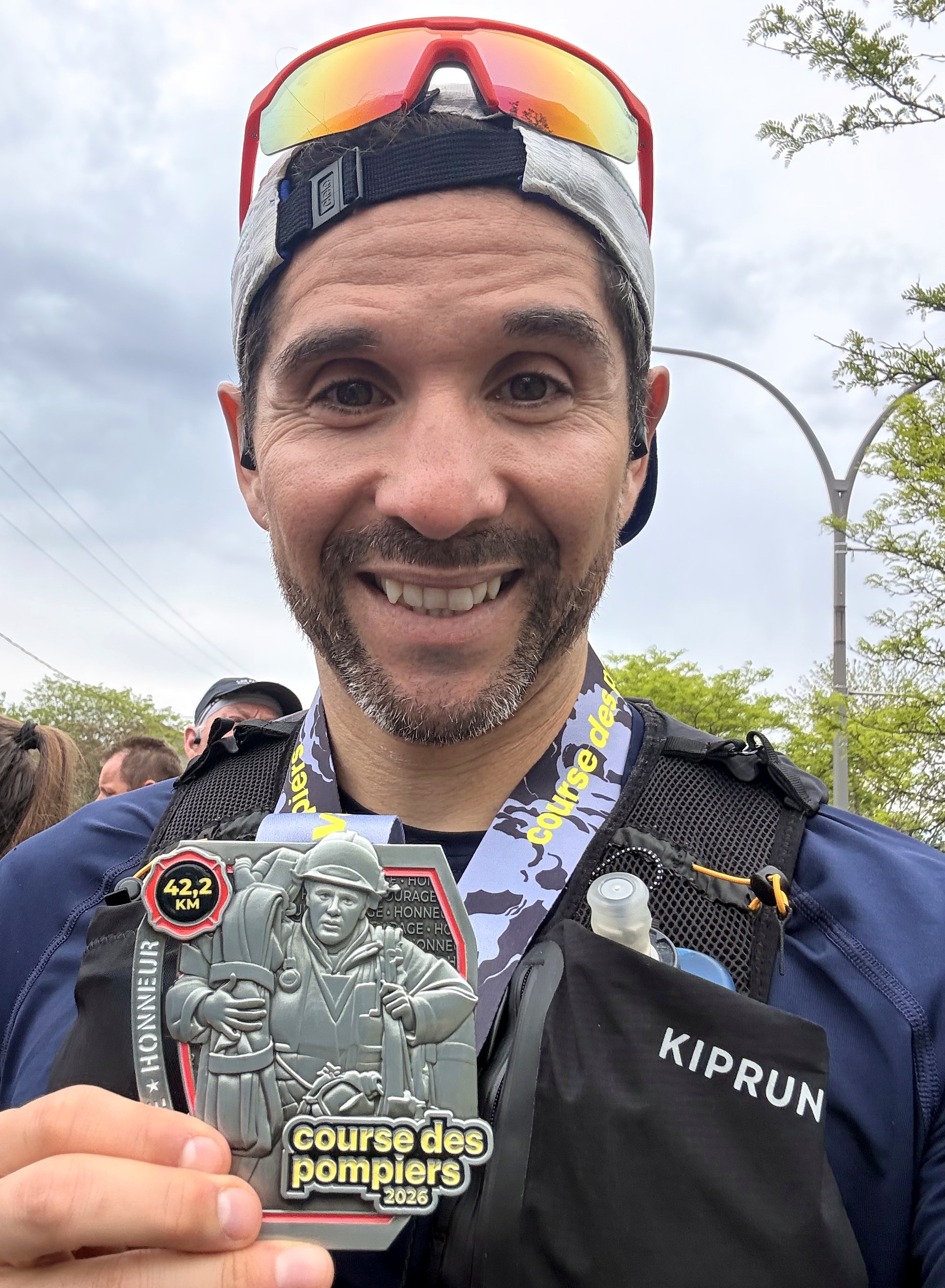 Alvaro, coach certifié La Clinique du Coureur, souriant avec sa médaille de marathon